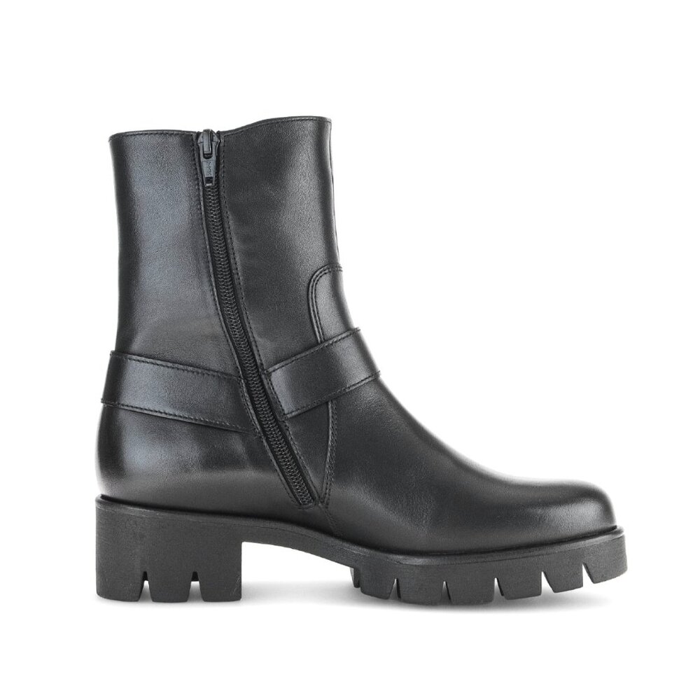 Brand new Gabor black leather chunky ankle boots with lug sole, size 8